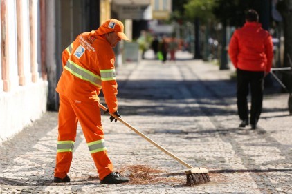 Agravamento de doena em gari  equiparado a acidente de trabalho