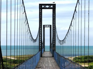 Ciclista que caiu de ponte pnsil ser indenizado por m conservao da travessia